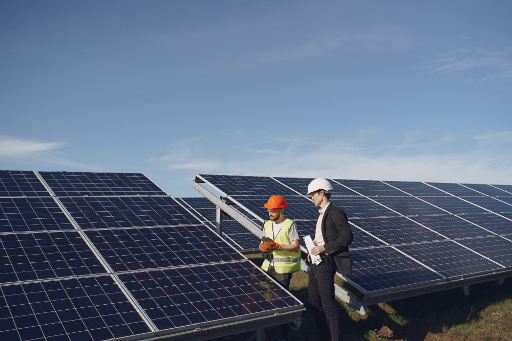 Technicien réalisant la visite annuelle d'une installation solaire