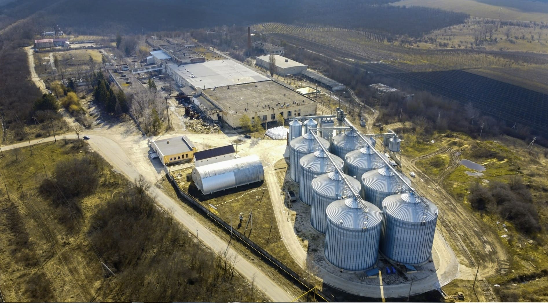 Unité de méthanisation agricole avec digesteur et cuve de stockage